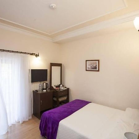White Pearl Hotel ไคริเนีย ภายนอก รูปภาพ