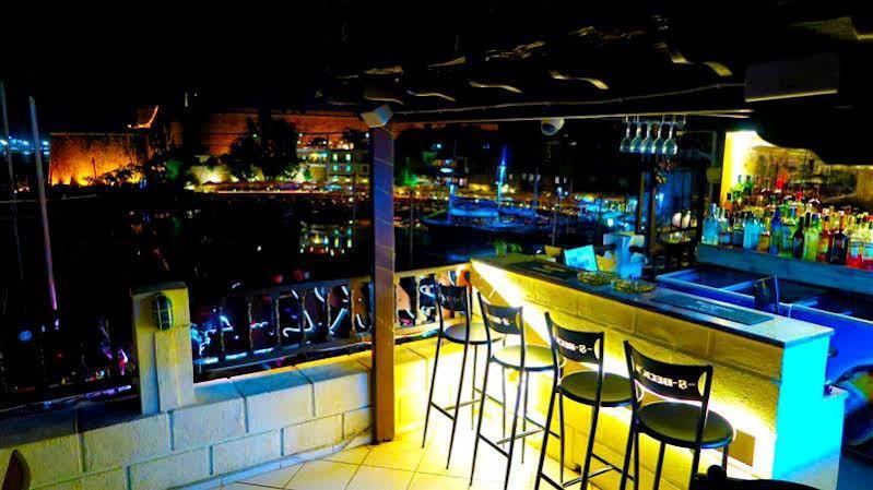 White Pearl Hotel ไคริเนีย ภายนอก รูปภาพ