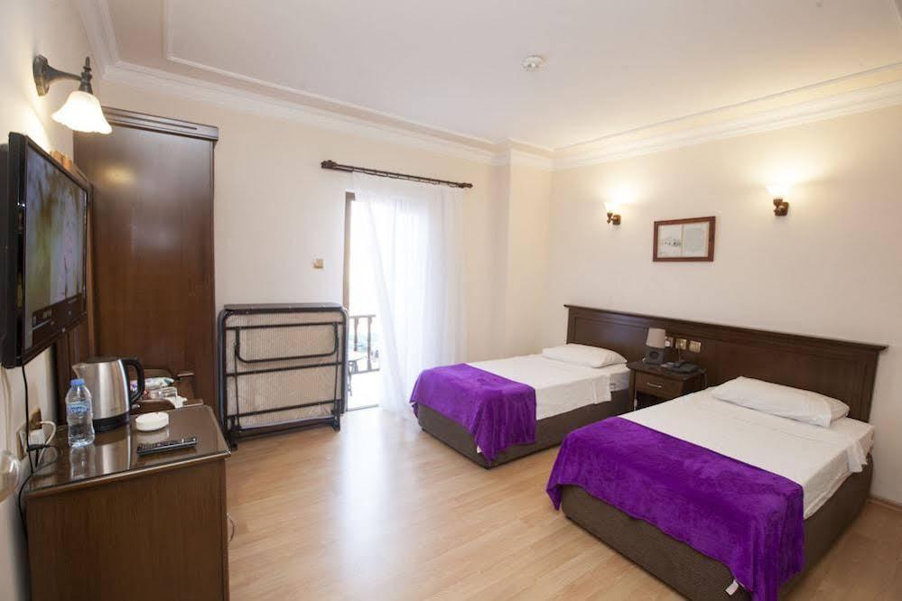 White Pearl Hotel ไคริเนีย ภายนอก รูปภาพ