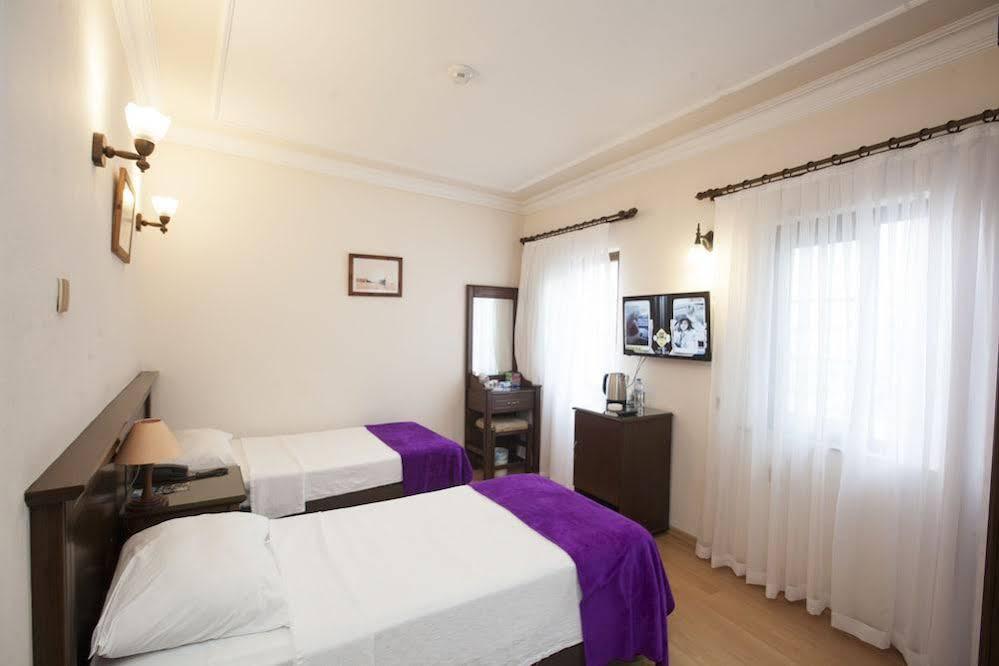 White Pearl Hotel ไคริเนีย ภายนอก รูปภาพ