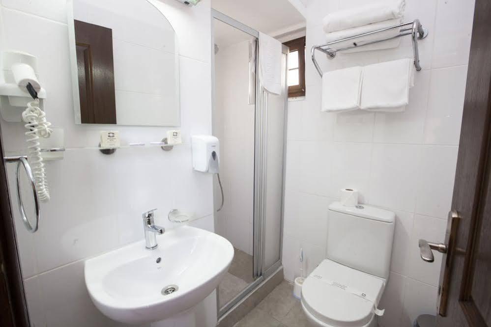White Pearl Hotel ไคริเนีย ภายนอก รูปภาพ